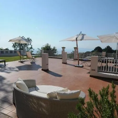 Sleeps 10 Villa Pontone