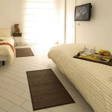 Sleeps 10 *
