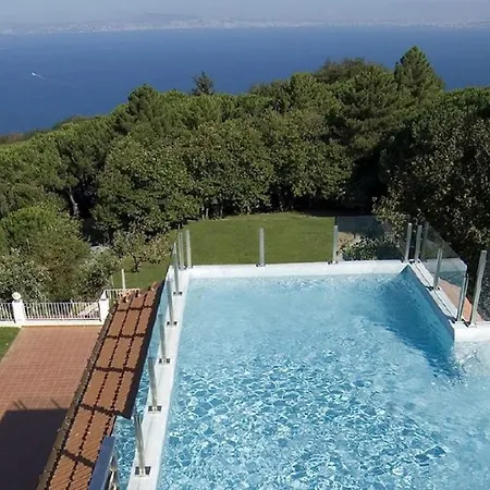 Sleeps 10 *