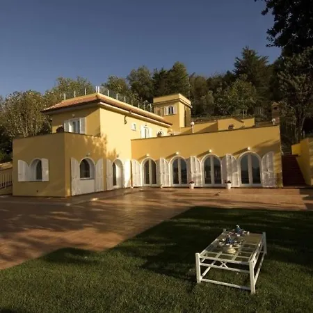 Sleeps 10 *