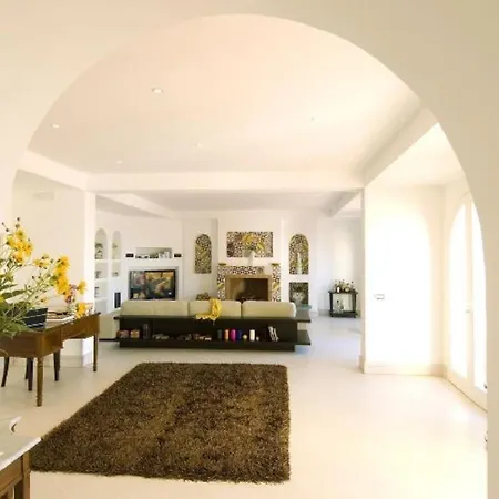 Sleeps 10 Villa Pontone