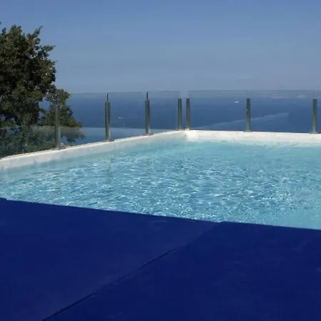 Villa Sleeps 10 *