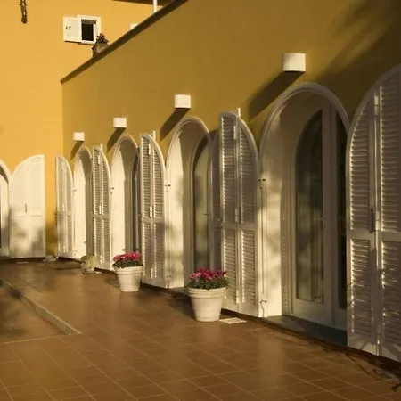 Villa Sleeps 10 Pontone