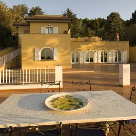 Sleeps 10 Villa Pontone