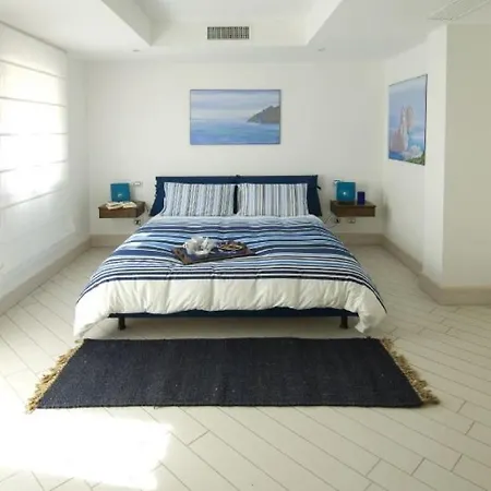 Villa Sleeps 10 *