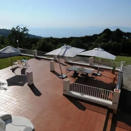 Villa Sleeps 10 *